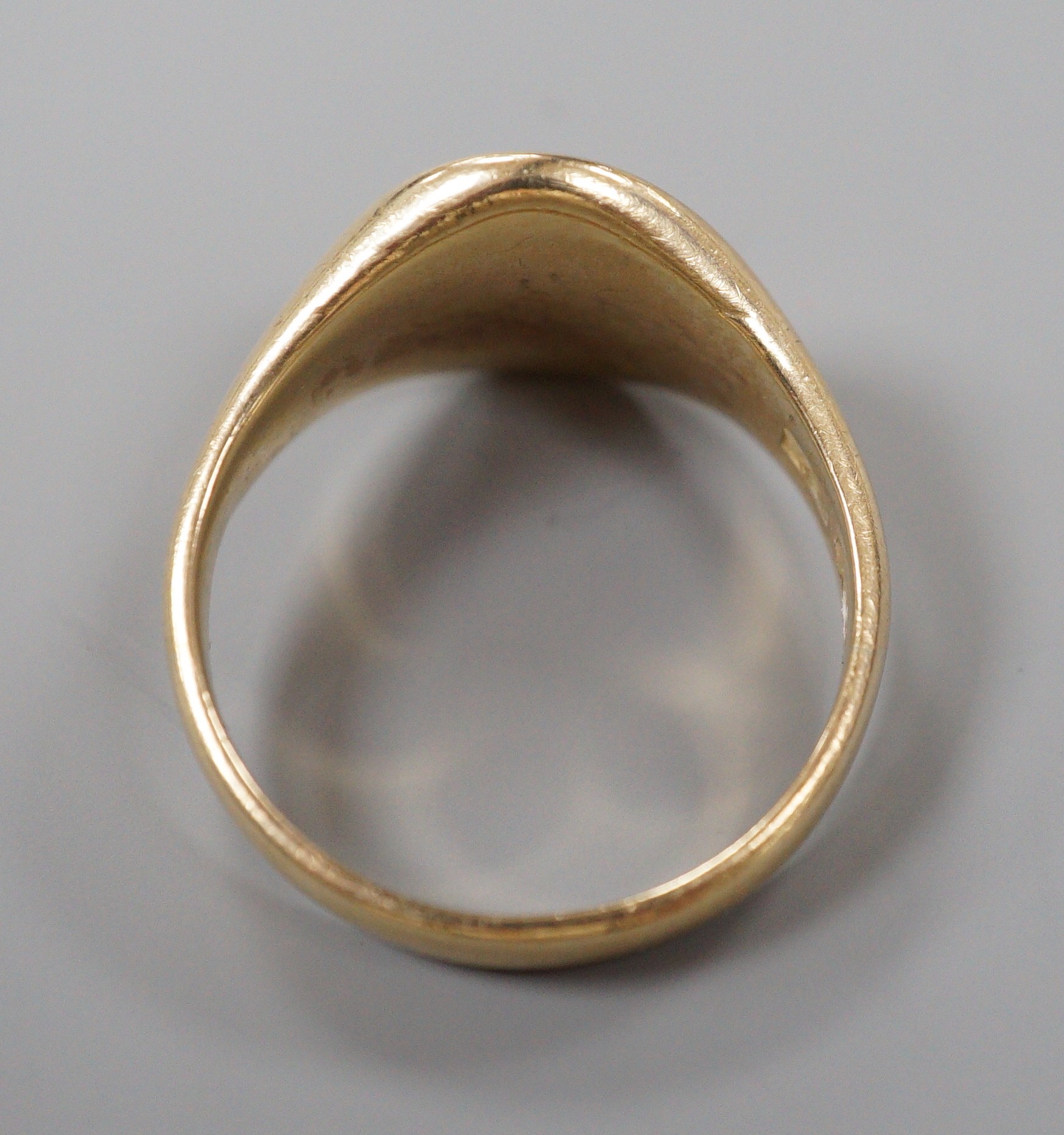 A 9ct gold oval signet ring, with engraved monogram, size X, 9.7 grams.